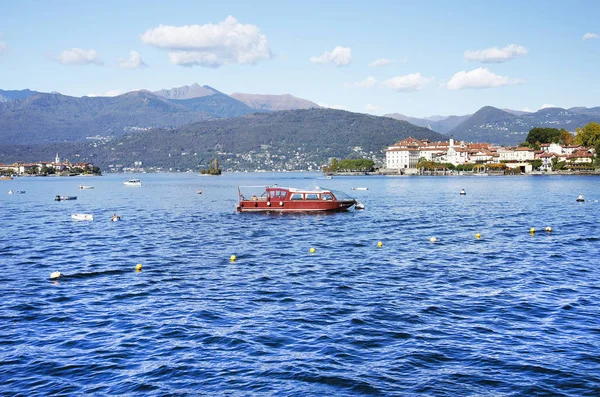 Lago Maggiore ve Isola Bella Stresa kasabadan, sonbahar sonu gördüm — Stok fotoğraf