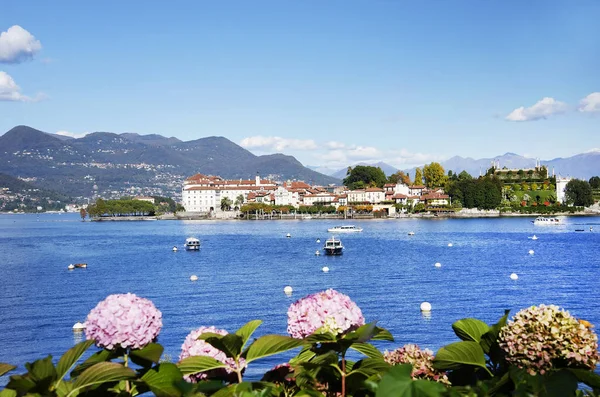 Lago Maggiore ve Isola Bella Stresa kasabadan, sonbahar sonu gördüm — Stok fotoğraf