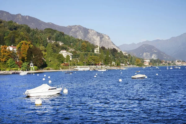 Ciudad de Baveno y las orillas del Lago Mayor vistas desde la ciudad de Stresa . — Foto de Stock