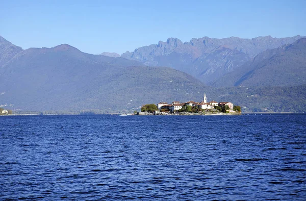 Isola Superiore (dei Pescatori) seen from the beach of isola Bella — Stock Photo, Image