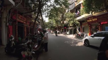 Hanoi, Vietnam - 10 Ekim 2019: Hanoi 'nin kapalı bir yan sokağında yürümek