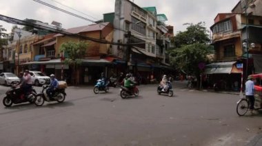 Hanoi, Vietnam - 10 Ekim 2019: Hanoi 'de mobiletler ve motosikletle kalabalık bir kavşakta beklemek