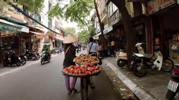 Hanoj, Vietnam - 10. října 2019: Street Food and fruit seller pushing bike — Stock video