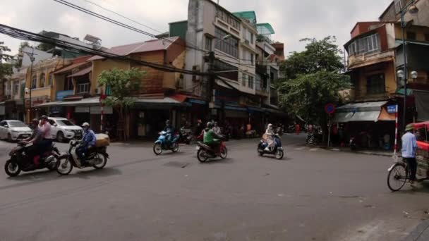 Hanoi, Vietnam - 10 oktober 2019: Wachten op een drukke kruising in Hanoi met scooters en bromfietsen — Stockvideo