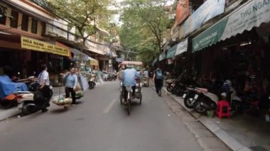 Hanoi, Vietnam - 10 Ekim 2019: Hanoi 'nin işlek caddelerinde yürümek
