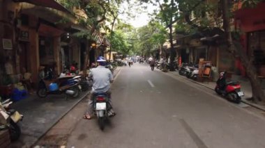 Hanoi, Vietnam - 10 Ekim 2019: Hanoi 'nin işlek caddelerinde yürümek