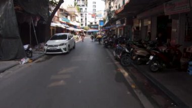 Hanoi, Vietnam - 10 Ekim 2019: Hanoi 'nin işlek caddelerinde yürümek