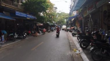 Hanoi, Vietnam - 10 Ekim 2019: Hanoi 'nin işlek caddelerinde yürümek