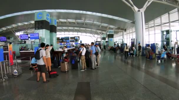 Ханой, Вьетнам - 23 октября 2019 года: Туристы в зале вылета международного аэропорта Ной Бай, Ханой, Вьетнам — стоковое видео