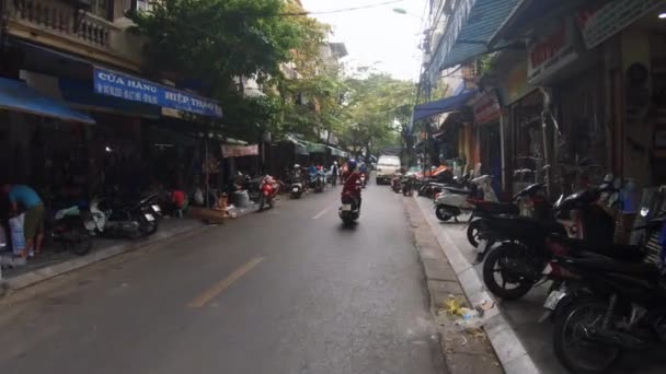 Hanoi, Vietnam - 10 oktober 2019: Vandrar längs de livliga gatorna i Hanoi — Stockvideo