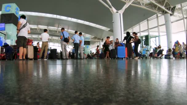 Hanoi, Vietnam - 23 de octubre de 2019: Turistas en la sala de salidas del Aeropuerto Internacional Noi Bai, Hanoi, Vietnam — Vídeo de stock