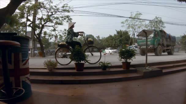 Tam Coc, Vietnam - 19th October 2019: Traffic drives through the main road of Tam Coc next to the river — 비디오