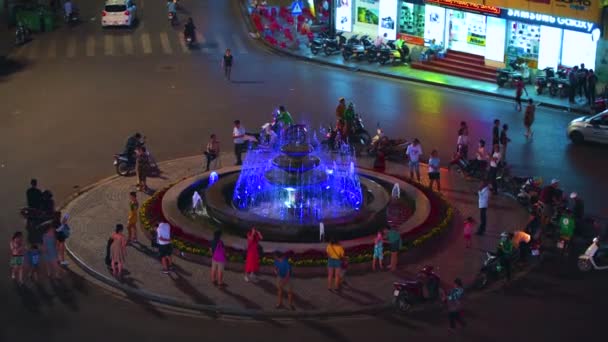 Ανόι, Βιετνάμ - 10 Οκτωβρίου 2019: Ντόπιοι και τουρίστες συγκεντρώνονται γύρω από την πλατεία Dong Kinh Nghia Thuc την νύχτα — Αρχείο Βίντεο