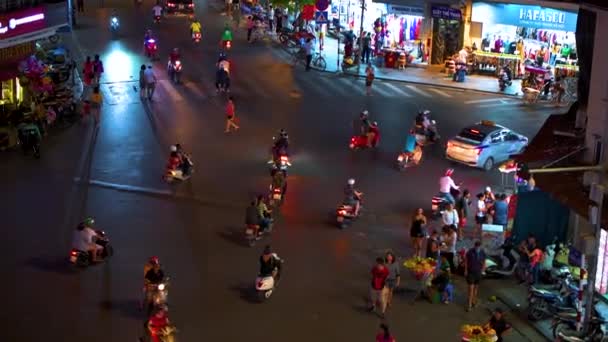 Hanoi, Vietnam - 2019. október 10.: Helyiek és turisták gyülekeznek a Dong Kinh Nghia Thuc tér körül éjszaka — Stock videók