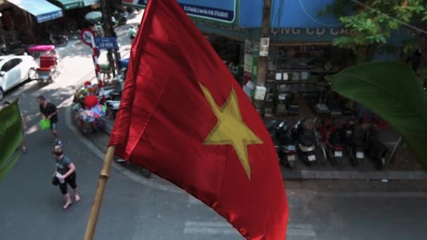 ベトナム国旗がスローモーションでハノイの街に向かって手を振る — ストック動画