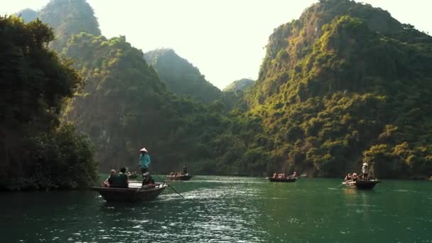 Ha Long, Vietnam - 15th October 2019: Tour guides take tourists around Ha Long Bay on boat through limestone caves — Stock Video