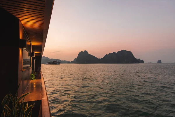 Ha Long Bay in Vietnam tijdens een prachtige zonsondergang met kalme, rustige zeeën. Neergeschoten in het najaar van 2019 van een cruiseschip tour — Stockfoto