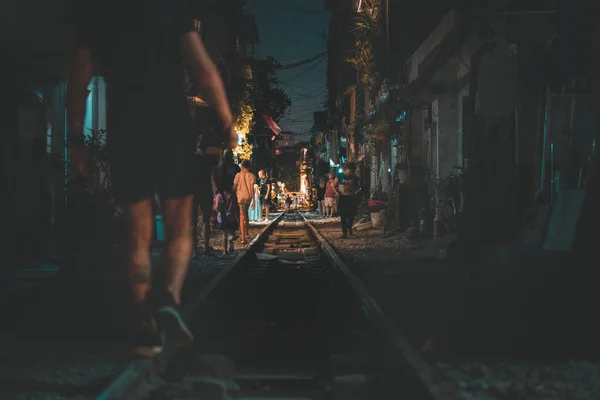 Hanoi, Wietnam - 18 października 2019: Turyści schodzą na dół i fotografują słynną Train Street, obecnie nieczynną z powodu wypadków — Zdjęcie stockowe