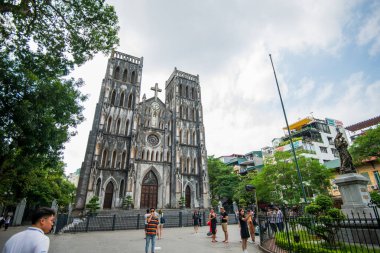 Hanoi, Vietnam - 23 Ekim 2019: Hanoi 'deki Aziz Josephs Katedrali, Vietnam' ın büyük Katolik yapısı