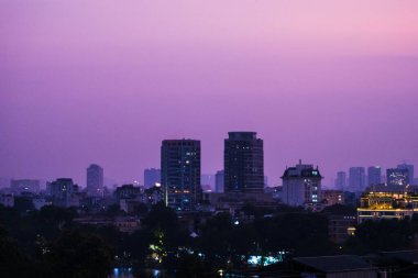 Hanoi şehri Skyline ve şehir manzarası Ekim 2019 'da güzel bir Vietnam gün batımında gökdelenden çekildi..