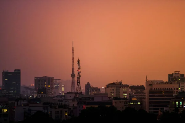 河内广播台和天际线在日落时分，在天空酒吧里令人叹为观止的橙色暮色中被捕获。 越南- 2019年10月 — 图库照片