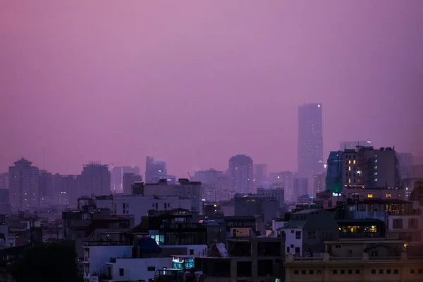 Hanoi stad Skyline en stadsgezicht vastgelegd tijdens een prachtige Vietnamese zonsondergang in oktober 2019 vanuit een skybar. — Stockfoto