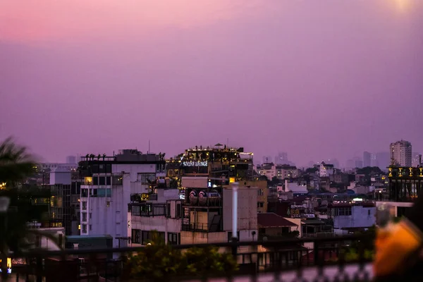 Hanoi, Vietnam - 21st October 2019: The city Skyline and cityscape captured during a beautiful purple sunset from a skybar. — Stock Photo, Image