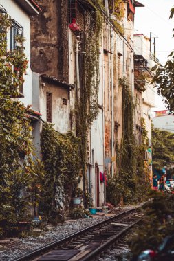 Hanoi, Vietnam 'daki dar ve tehlikeli tren sokağının aşağısındaki güzel evleri aydınlatacak.