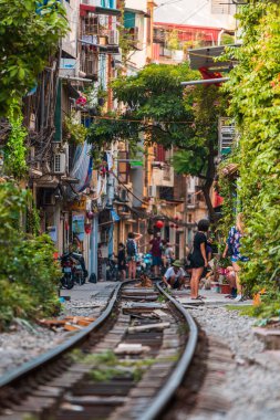 Hanoi, Vietnam - 18 Ekim 2019: Turistler Hanoi, Vietnam 'da tren raylarında dururken fotoğraf çekiyorlar