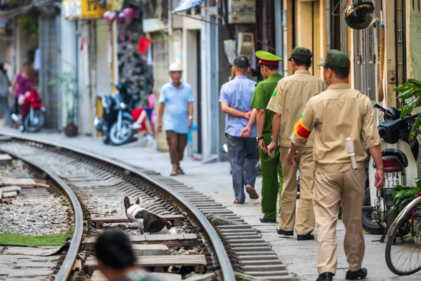Hanoi, Vietnam - 18 de octubre de 2019: Guardias de la policía patrullan la famosa calle Train Street después de que fue cerrada al público debido a accidentes — Foto de Stock