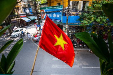 Vietnam 'ın başkenti Hanoi sokaklarının üzerinde Kızıl Vietnam bayrağı dalgalanıyor.