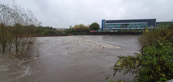 Sheffield, UK - 7th November 2019: Sheffield floods and the river Don breaks it banks after heavy rainfall in South Yorkshire, UK. — Stockfoto