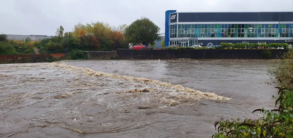 7 ноября 2019 года - Наводнения в Шеффилде и река Дон ломает берега после сильных осадков в Южном Йоркшире, Великобритания . — стоковое фото