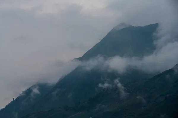 Schöne Landschaftsbilder von sapa und den umliegenden Bergen mit ihren Gipfeln, die aus den Wolken herausragen — Stockfoto