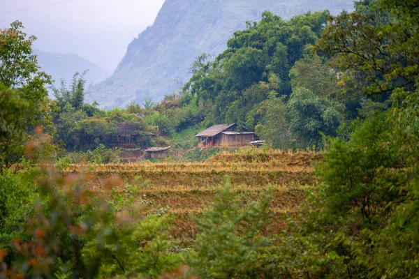 Hermosa toma de Sapa y las montañas circundantes en Vietnam del Norte durante un día nublado en otoño de 2019 — Foto de Stock