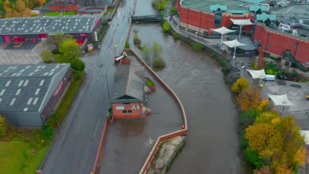 Sheffield, Uk - 8 listopada 2019: Meadowhall po gwałtownej powodzi 7 listopada, kiedy rzeka Don pękła — Wideo stockowe