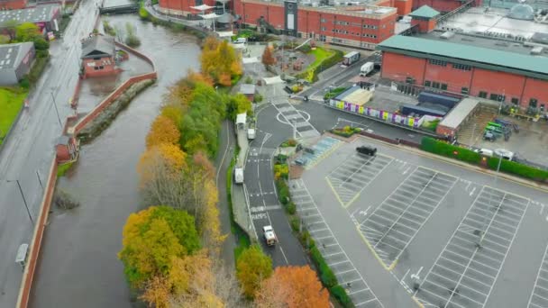 Sheffield, Uk - 2019. november 8.: Meadowhall a november 7-i árvíz után, amikor a Don folyó partot ért — Stock videók