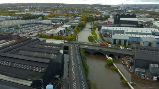 Sheffield, Uk - 8 november 2019: Luchtbeelden van gebouwen, kantoren en fabrieken die door de rivier de Don zijn overstroomd tijdens de overstromingen van november 2019, Sheffield, Yorkshire, Uk — Stockvideo