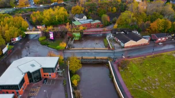 Воздушное изображение реки Дон затопляется после сильных осадков, наводняющих местные офисы и здания в Йоркшире и прорывающихся над защитой от наводнений — стоковое видео