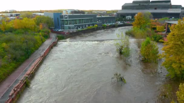 Sheffield, Reino Unido - 8 de noviembre de 2019: Vista aérea - El río Don se inunda después de inundaciones repentinas que inundan oficinas y edificios locales en Yorkshire . — Vídeos de Stock