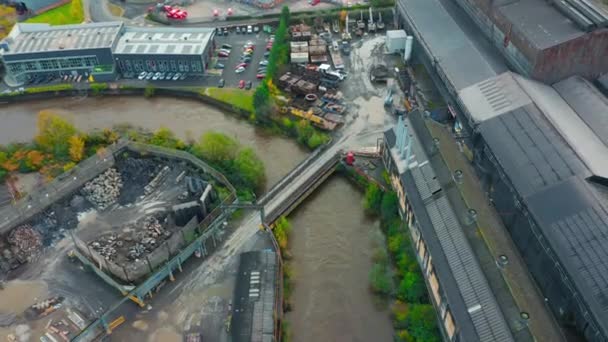 Шеффилд, Великобритания - 8 ноября 2019 года: Вид с воздуха - Река Дон затопляется после наводнений, наводняющих местные офисы и здания в Йоркшире . — стоковое видео
