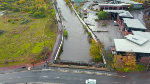 Sheffield, Reino Unido - 8 de noviembre de 2019: Vista aérea - El río Don se inunda después de inundaciones repentinas que inundan oficinas y edificios locales en Yorkshire . — Vídeos de Stock