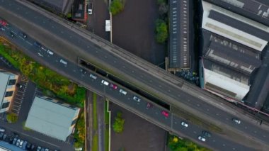 Don Nehri boyunca uçan insansız hava araçlarının görüntüleri, Yorkshire 'daki yerel ofisleri ve binaları sel basması ve sel savunmasını aşan şiddetli yağış sonrasında sel baskınına uğradı.