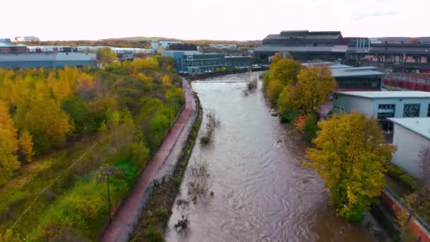 Sheffield, UK - 8th November 2019: Aerial view - The River Don floods after flash floods flooding local offices and buildings in Yorkshire. — Stock Video