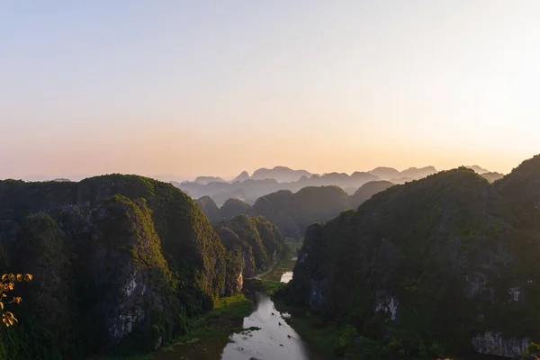 Krásný západ slunce nad vietnamskými řekami a krajina z malebných Mua jeskyně a dračí socha v Tam Coc, Ninh Binh, Vietnam — Stock fotografie