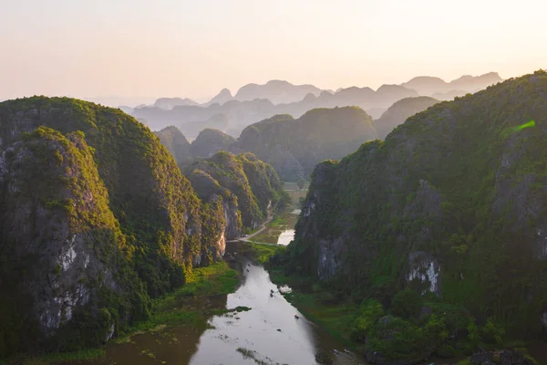 Krásný západ slunce nad vietnamskými řekami a krajina z malebných Mua jeskyně a dračí socha v Tam Coc, Ninh Binh, Vietnam — Stock fotografie