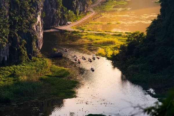 Krásný západ slunce nad vietnamskými řekami a krajina z malebných Mua jeskyně a dračí socha v Tam Coc, Ninh Binh, Vietnam — Stock fotografie
