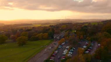 Yorkshire Heykel Parkı 'nın açık hava galerisi ana salonunun günbatımı görüntüsü.