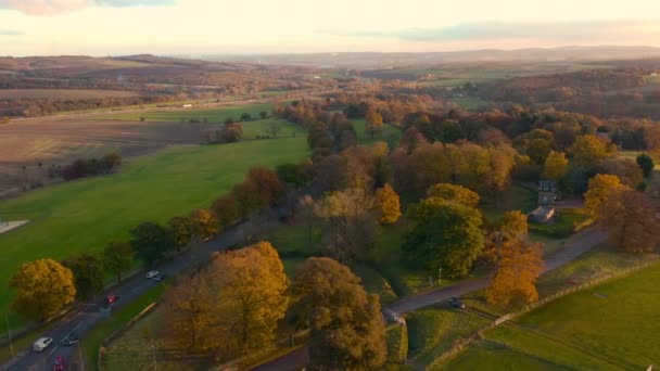 Zdjęcia lotnicze Jesienny zachód słońca Angielski Wiejski Wieś. Park Rzeźby Yorkshire — Wideo stockowe