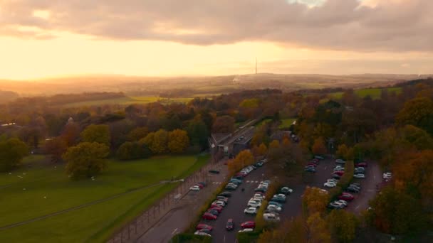 Solnedgång flygbilder av Yorkshire skulptur Park utomhus Galleri stora hallen — Stockvideo